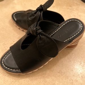 Bernardo- Like New black slide sandals